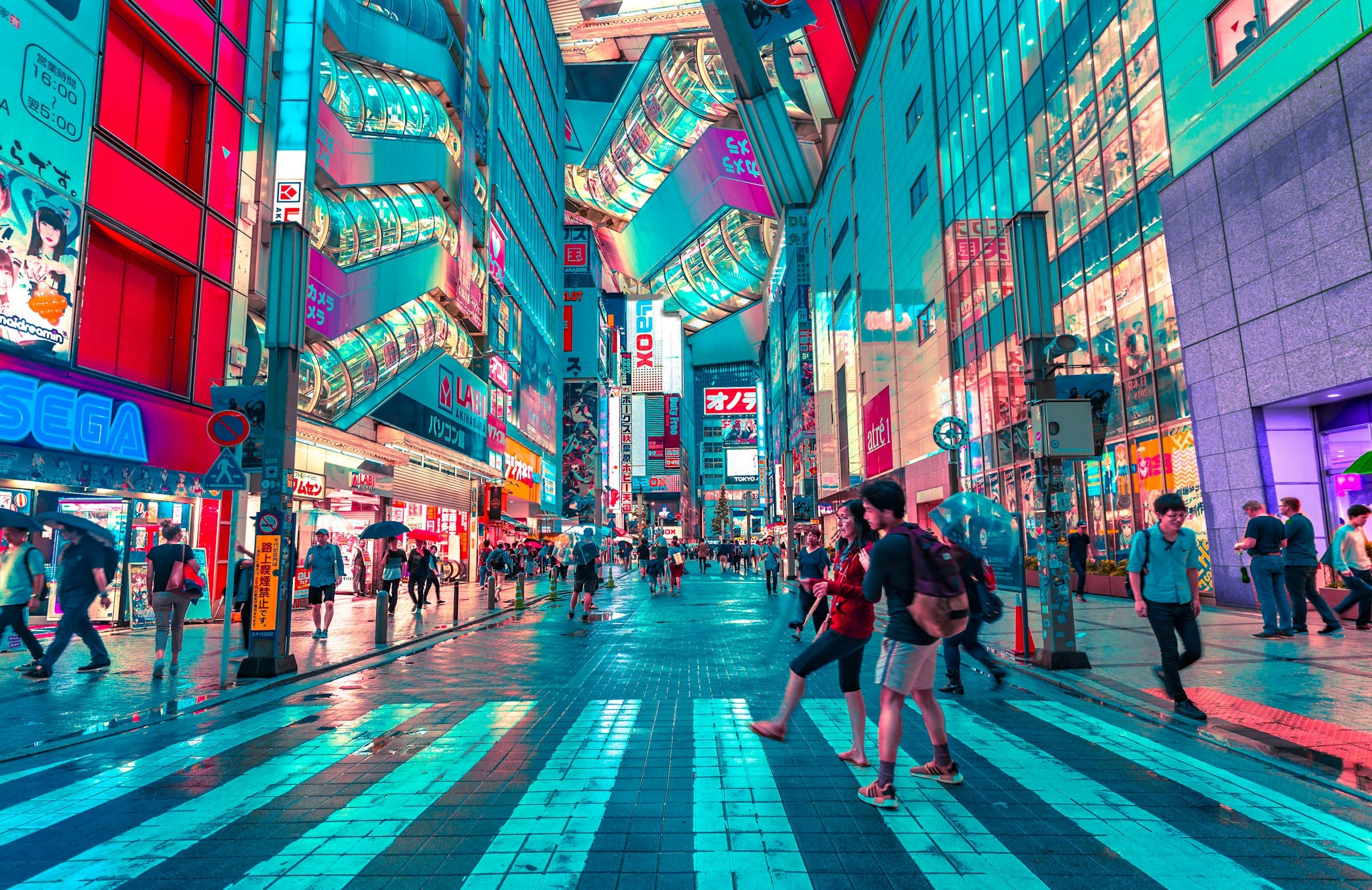 ネオンサインが並ぶ都市の夜景